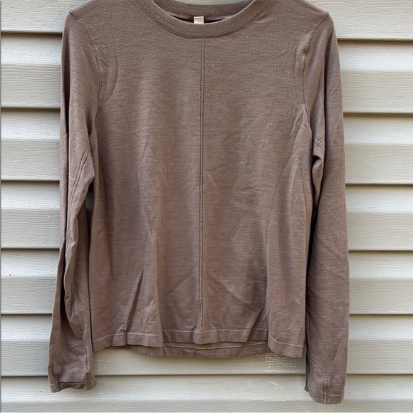 Athleta Sweaters - Athleta Ascent Seamless Long Sleeve Top Brown size Large.